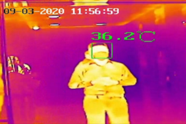 Telecamera termografica che misura la temperatura del viso di una persona